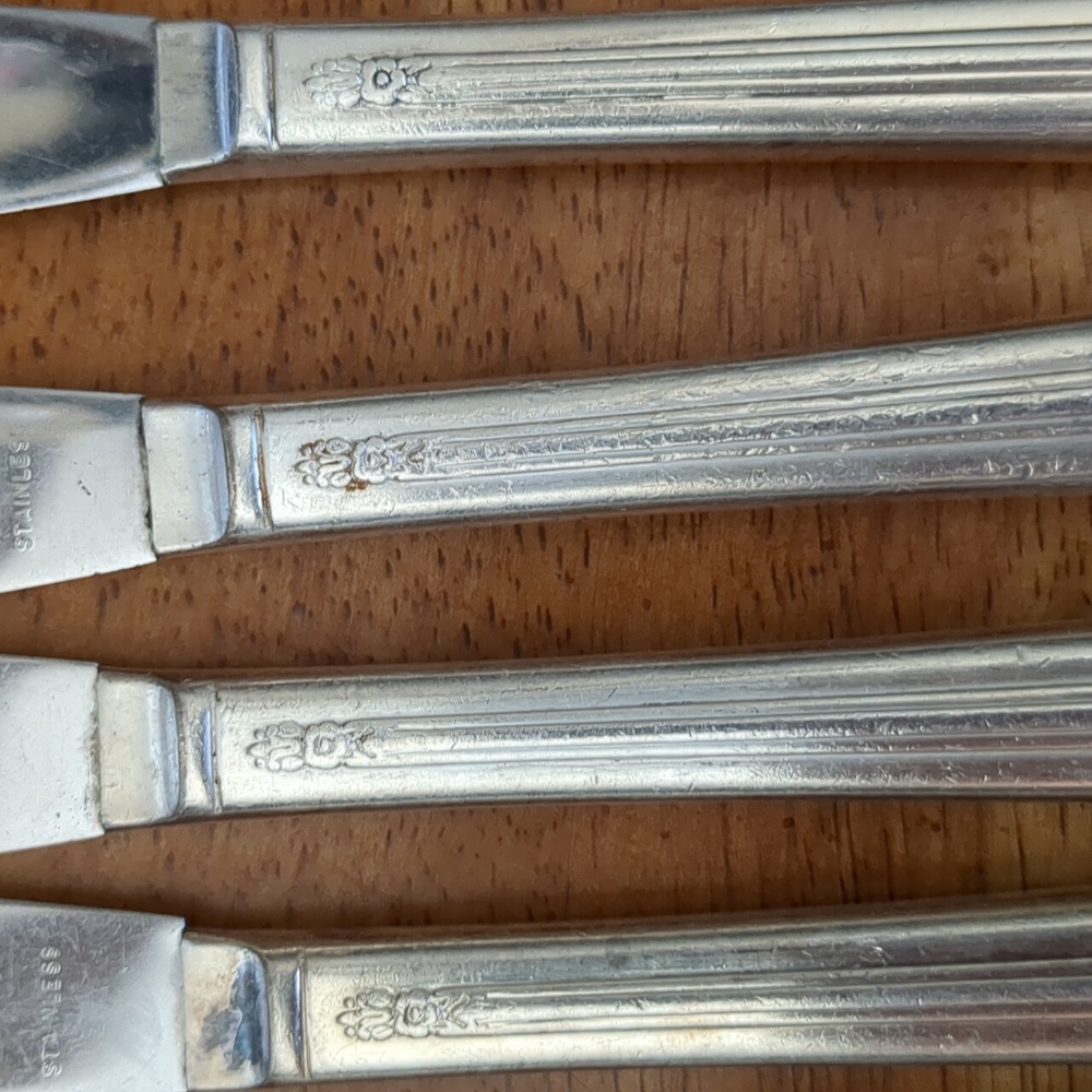 Set of 7 Vintage Butter Knives - Picture 7 of 11